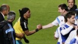 Sócia de Ronaldinho Gaúcho invade campo e ajoelha-se a Messi