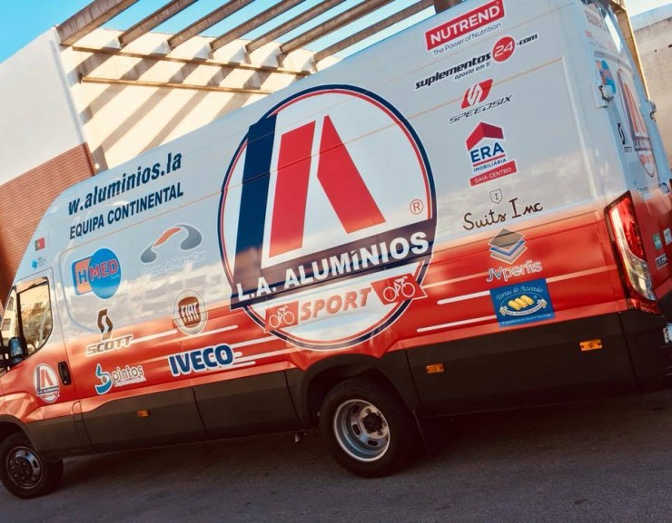 Equipa Profissional LA Aluminios com o Suplementos24
